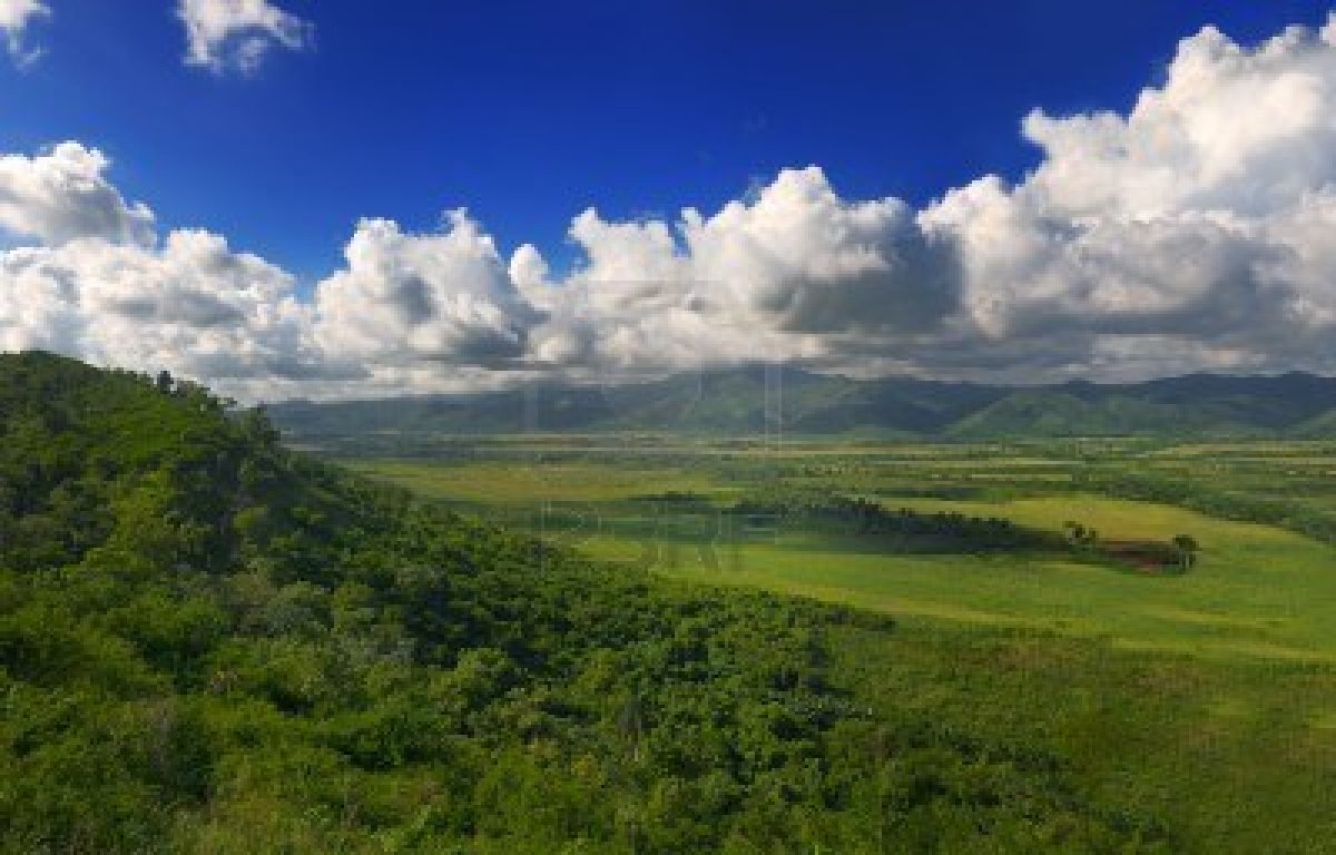 6665835-vista-panoramica-del-paisaje-de-la-sierra-del-escambray-en-cuba (1)