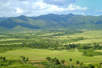 4133666-una-vista-del-paisaje-rural-con-vegetacion-tropical-en-la-campina-cubana--escambray (1)