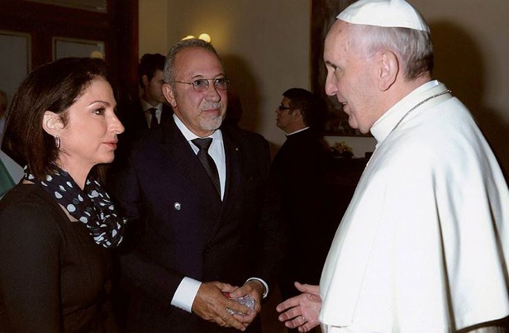 GLORIA & EMILIO ESTEFAN in the Vatican * Gloria y Emilio Estefan ...