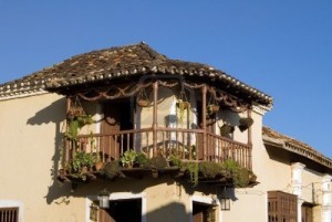 3322226-balcony-in-the-old--trinidad-cuba