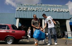 llegadas-de-cubanos-al-aeropuerto-internacional-jose-marti-de-la-habana