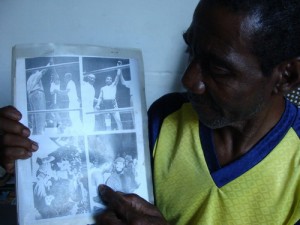 q -Felix Betancourt muestra su fotografia junto a Fidel Castro.