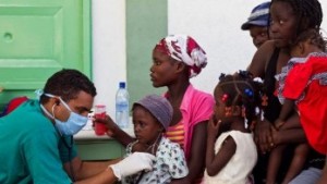 20140420124504-medico-cubano-trata-a-pacientes-de-colera-haiti-580x328