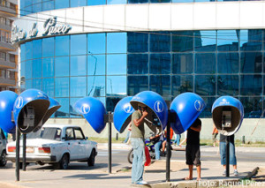 gentee-hablando-por-telefono-en-la-calle