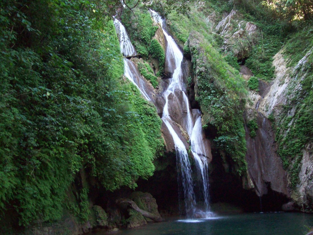 CUBA HOY/TODAY: Salto de agua Sendero de Vegas Grande. Paisaje Natural Protegido Topes de Collantes. Sancti Spíritus.