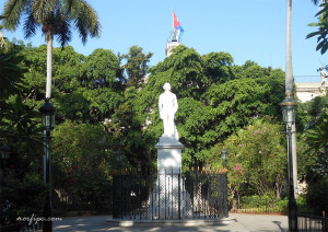 estatua-cespedes-centro-plaza-armas