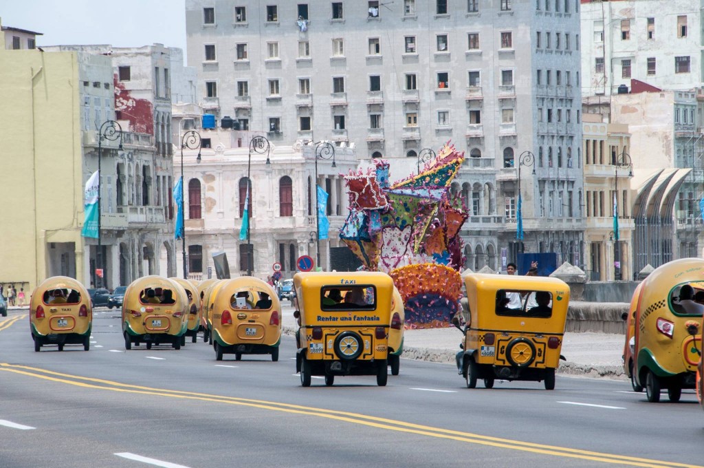 CUBA PHOTO. Los Coco Taxi por el Malecón de La Habana, Cuba.