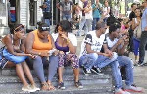 CUBA HOY/TODAY. Usuarios de WiFi público en una escalera del hotel Havana Libre. / RAÚL ABREU