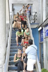 CUBA HOY/TODAY. Usuarios de WiFi público en una escalera del hotel Havana Libre. / RAÚL ABREU