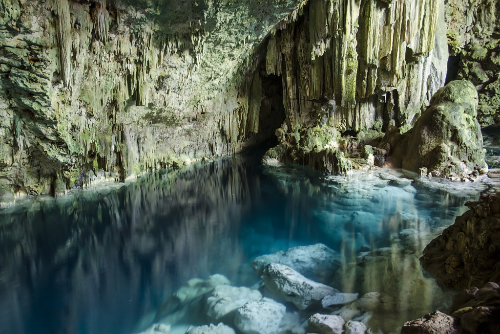 CUBA HOY/TODAY:  Cueva Saturno, Matanzas. Autor: Ernesto Cruz Hernández Es una pequeña caverna situada en las proximidades del Aeropuerto Juan Gualberto Gómez en la carretera de la ciudad de matanzas hacia Varadero. 