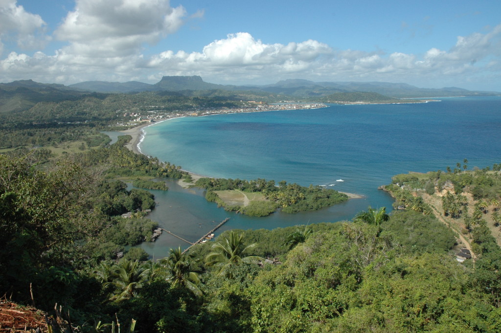 CUBA HOY/TODAY: El Yunque de Baracoa. Autor: Patrick Tesseron Constituye la elevación más famosa de la provincia Guantánamo. Tiene una altura entre 400 m y 575 m, que aparece como resultado de la erosión diferencial de calizas