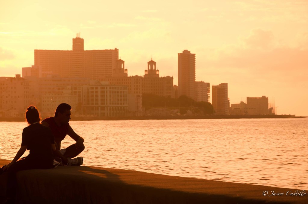 Cuba Hoy/Today:: Atardecer en el Malecon de la Habana. 