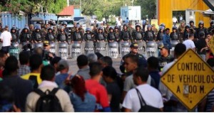 Policías nicaragüenses resguardan la frontera con Costa Rica para impedir el paso de los inmigrantes cubanos que se dirigen a Estados Unidos (Foto Álvaro Sánchez/EFE)