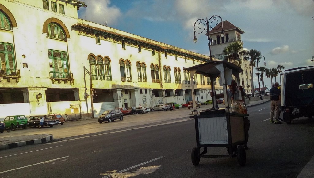 CUBA HOY/TODAY:  Vista de la Avenida del Puerto en la Habana, Cuba.