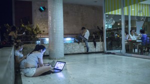 Jóvenes cubanos accediendo a Internet en instalaciones con Wi-Fi. (MOTHERBOARD) 