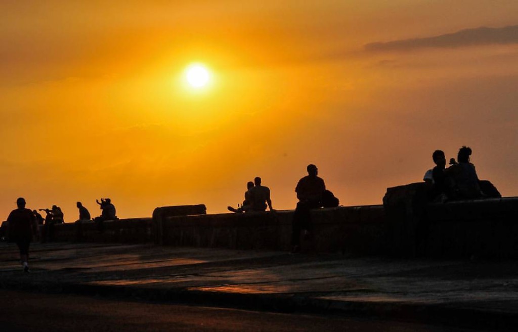 CUBA TODAY-HOY: Puesta del Sol en el Malecón de la Habana. 