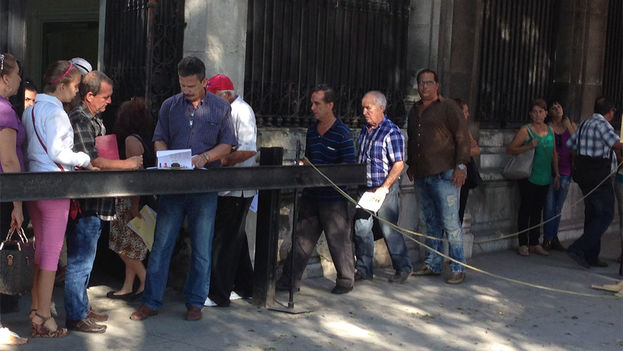 cola-votantes-embajada-Espana-Habana_CYMIMA20151216_0011_16 | The ...
