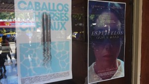 Los carteles de las películas 'Caballos' y 'Espejuelos oscuros'. (Luz Escobar)