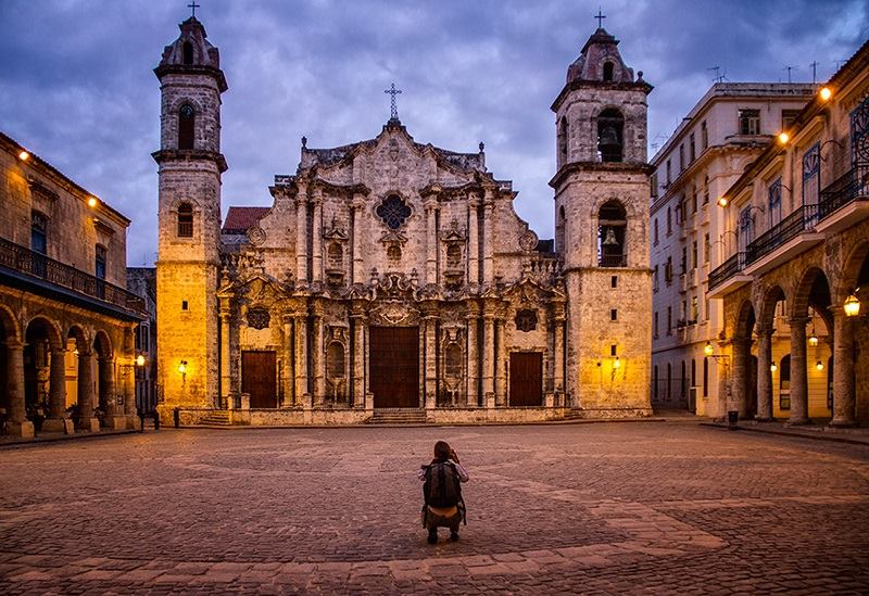 CUBA TODAY/HOY. Plaza de la Catedral en la Habana. 