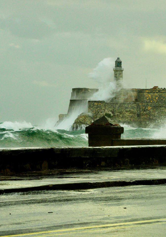 CUBA TODAY/HOY:  Habana batida por el  enfurecido Mar.