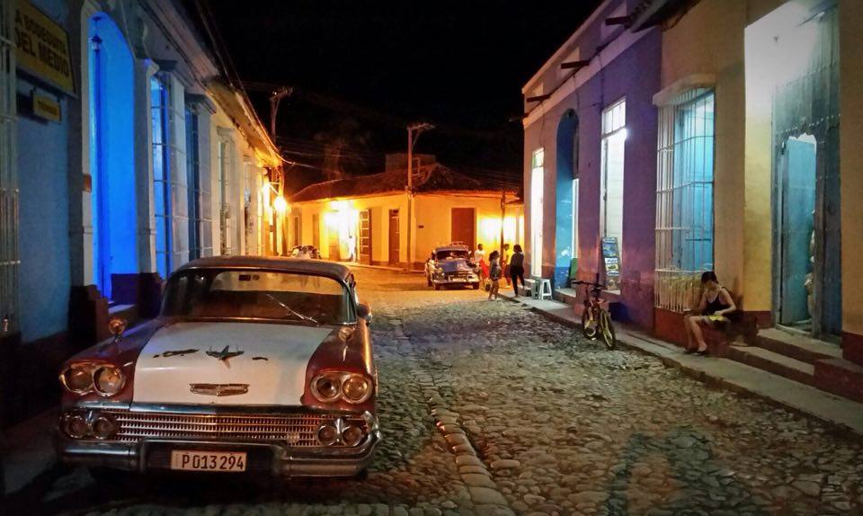 CUBA TODAY/HOY: Calles de Trinidad en horas de la noche.