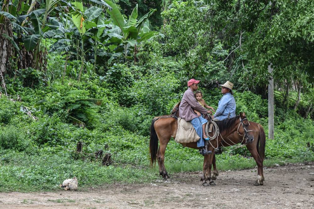 CUBA HOY/TODAY: Estos son lugares para respirar paz. Dos Campesinos conversan en Manaca Iznaga. Enviado por Cecilia Habanera.