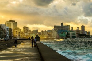 CUBA HOY/TODAY:  Atardecer en el Malecón de la Habana. 