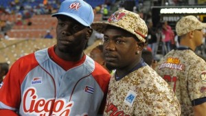 The brothers José  Adolis and Adonis García during the match this afternoon, had not been seen each other for several years. 