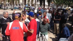 En la peña deportiva Esquina Caliente del Parque Central, este lunes los fanáticos no salían de su asombro. (14ymedio)