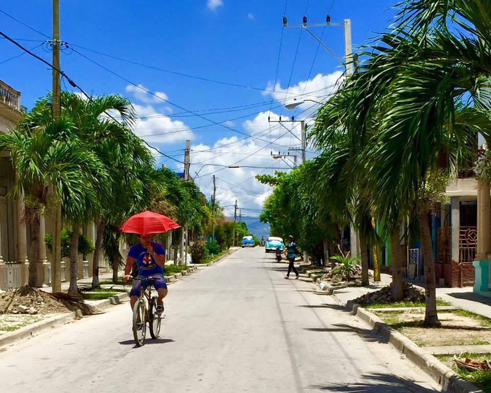 CUBA HOY/TODAY:  Por las calles de Guantánamo, Cuba. 