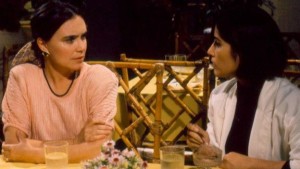 Una escena de la telenovela brasileña Vale todo (1988), con las actrices Regina Duarte (izq) y Gloria Pires (der). Cortesia de Globo.