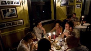 Un cuadro de la película "Fresa y Chocolate" cuelga en la pared de la paladar La Guarida, una de las más antiguas de Cuba. Photo Getty.