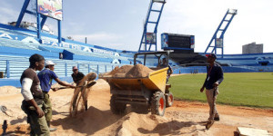 Trabajadores realizaban el miércoles labores de mantenimiento en el Estadio Latinoamericano, donde jugarán Cuba y Tamp Bay Rays. | EFE