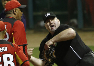 Cesar Valdés expulso del juego a Victor Mesa.  Foto: Ismael Francisco/Cubadebate.