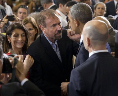 The Miami developer Jorge Perez talks with President Barack Obama on Monday in Havana. (AP) 