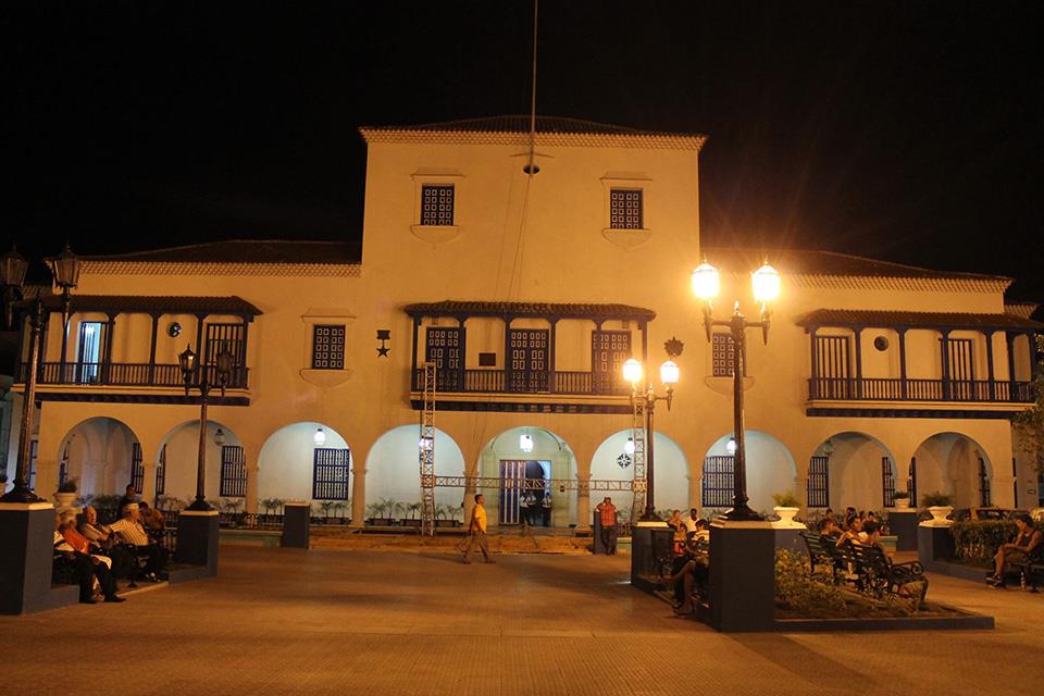 Antiguo Ayuntamiento, actual sede de la Asamblea Municipal del Poder Popular. Gobierno de Santiago de Cuba, frente al Parque Céspedes