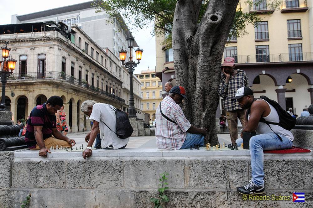 CUBA HOY/TODAY: Jugando ajedrez en un parque de la Habana. 