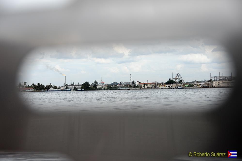 CUBA HOY/TODAY: Bahia de la Habana, foto tomada desde el Puente Colgante Habanero.