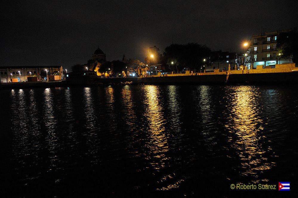 CUBA HOY/TODAY: Bahía de la Habana vista de Noche. 