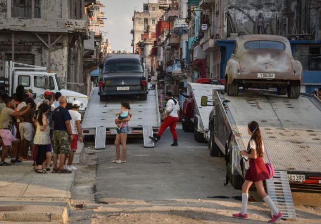 Ciudadanos cubanos observan el rodaje de 'Fast & Furious' ADALBERTO ROQUE