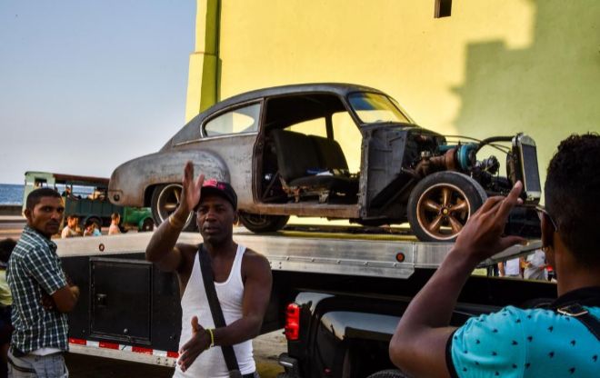 Varios cubanos fotografían uno de los coches durante el rodaje de la película. ADALBERTO ROQUE