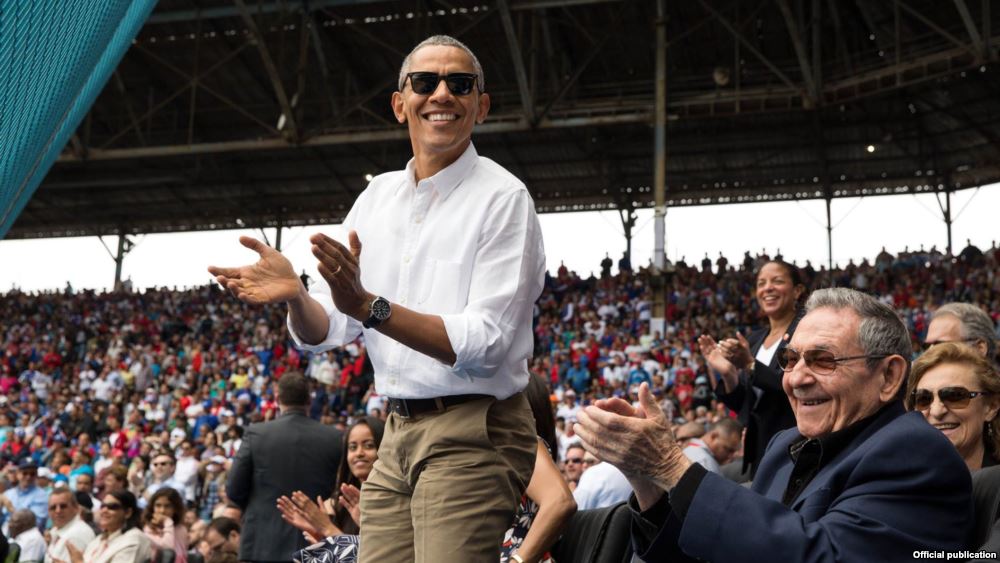 El presidente Obama aplaude una carrera de los Rays de Tampa Bay durante el partido de exhibición con Cuba en el Estadio Latinoamericano el 22 de marzo (Pete Souza, White House)