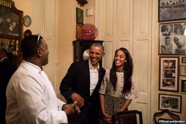 El presidente Obama y su hija Malia conversan con el chef y propietario de la paladar "San Cristóbal", Carlos Cristóbal Marquez (White House)