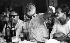 ernest-hemingway-durante-una-de-sus-interminables-juergas