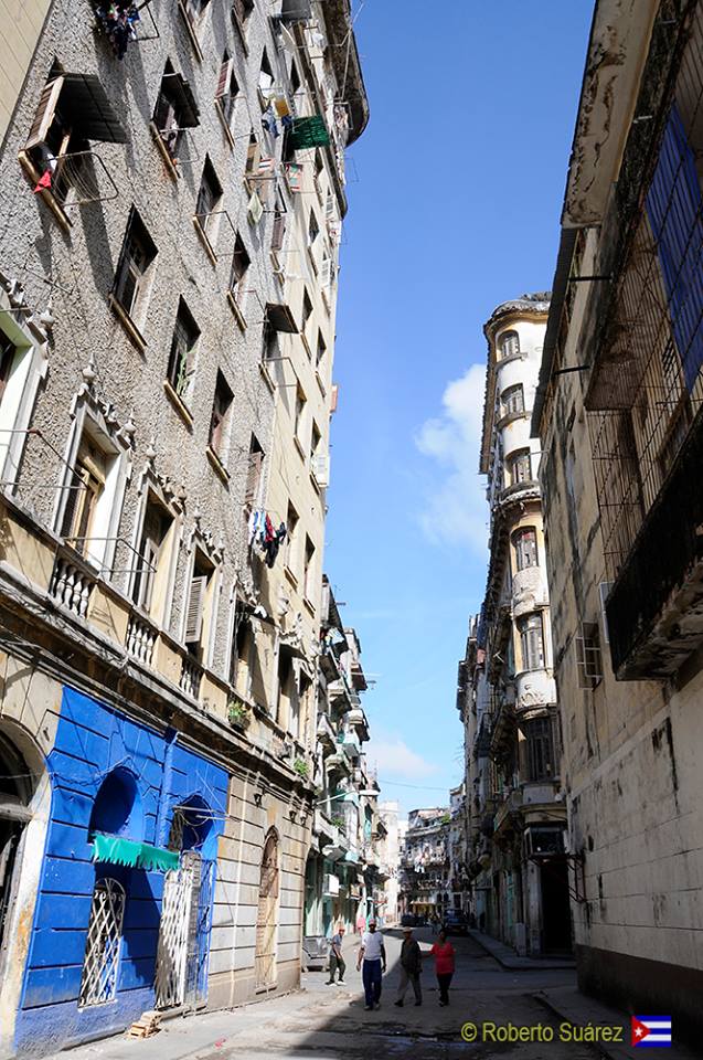 CUBA PHOTOS.   Caminando por la calle de San Miguel en la Habana. 