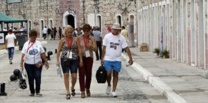 Asistentes a la XXXVI Feria Internacional de Turismo de La Habana recorren diferentes zonas de exposiciones dedicadas al sector de turismo en La Habana (Cuba). (EFE)