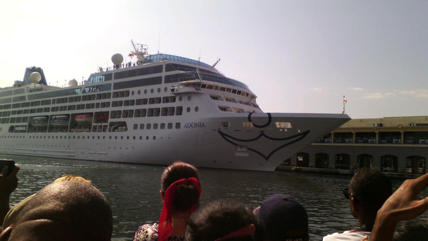 El crucero 'Adonia' llegando al puerto de La Habana. (14ymedio)