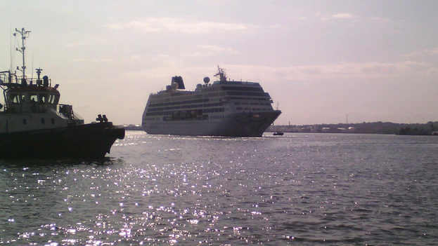 El crucero 'Adonia' llegando al puerto de La Habana. (14ymedio)