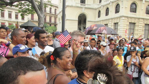 La mañana de este lunes la historia llegó a un final feliz cuando una multitud recibió al 'Adonia' en el puerto de La Habana con banderas cubanas y estadounidenses. (14ymedio)