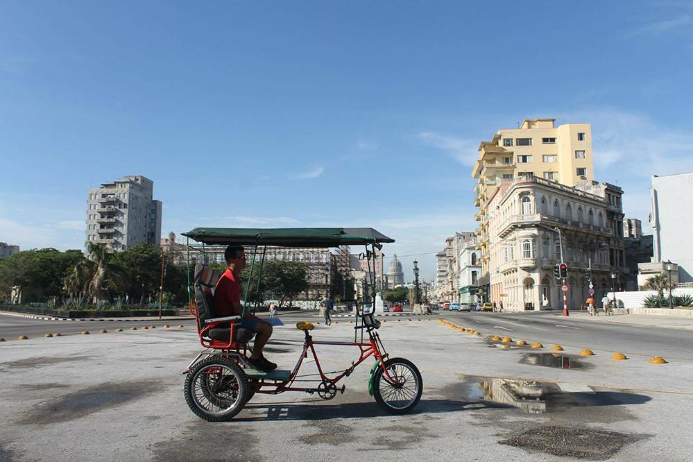 CUBA PHOTOS.  Calle Prado, La Habana. 